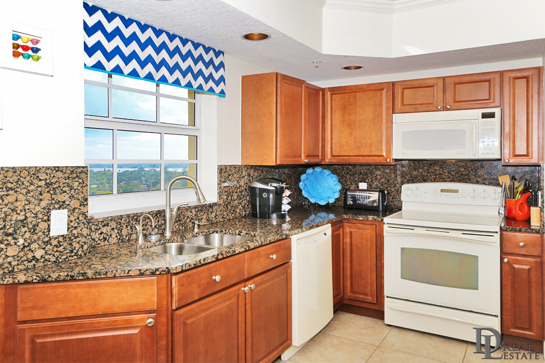 Island Crowne 1104 - Daytona Beach - FL Oceanfront Condo - Ocean View Kitchen